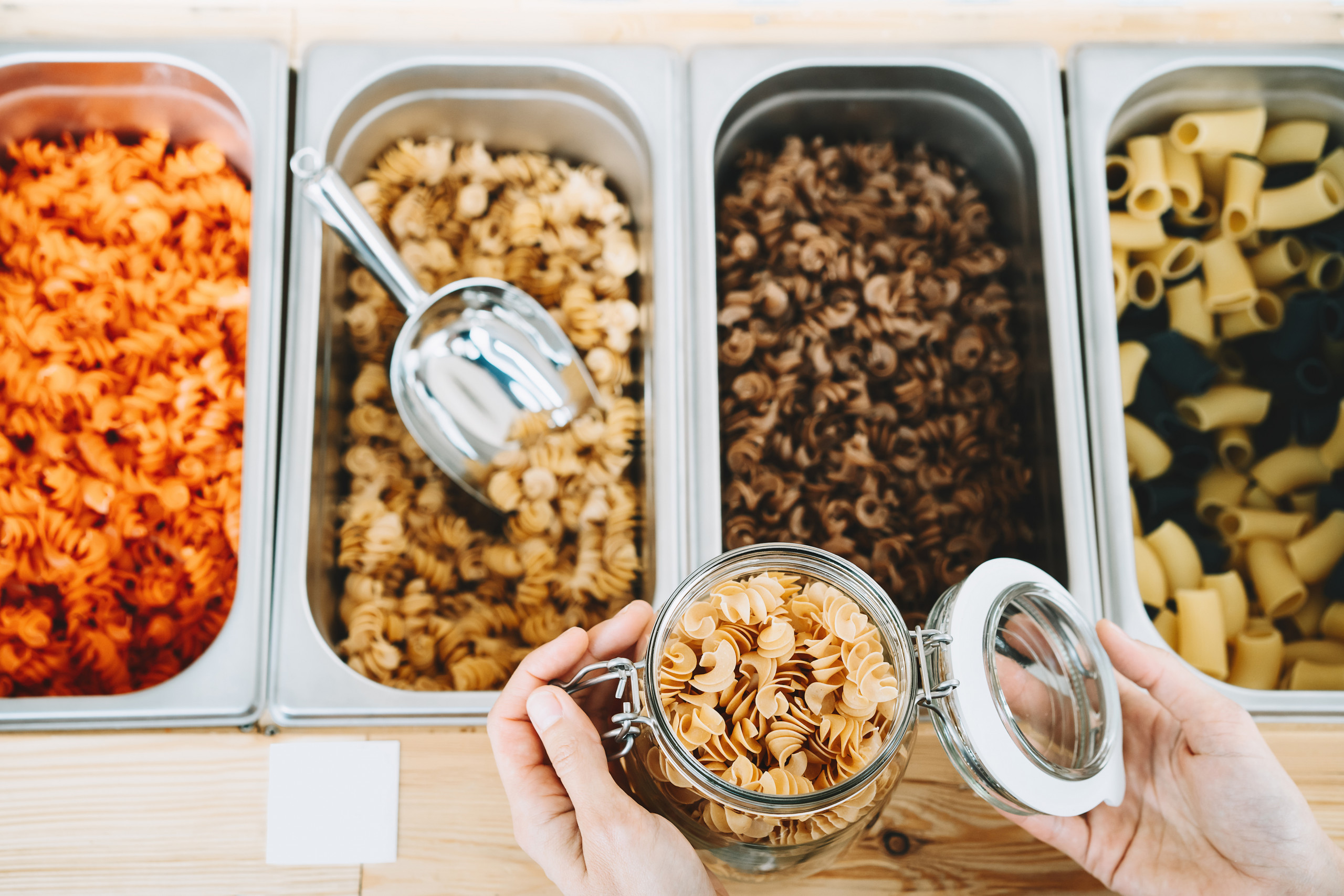 IL FUTURO SOSTENIBILE INIZIA CON MENO PLASTICA