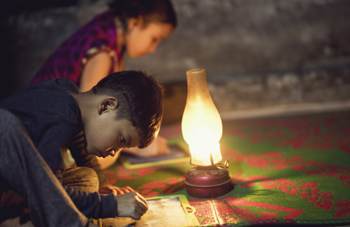 PORTARE L’ENERGIA ELETTRICA A TUTTI: UNA SFIDA DEI NOSTRI TEMPI